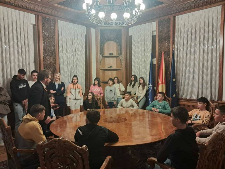 Во посета на Собранието на Република Македонија вчера беа ученици училиштата од Општина Радовиш