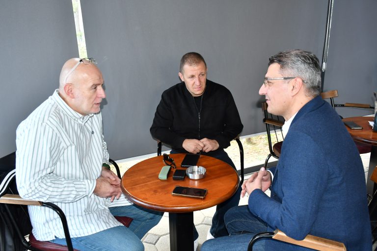 Кафе средба во пријатна атмосфера, во духот на заемна почит и демократски дијалог