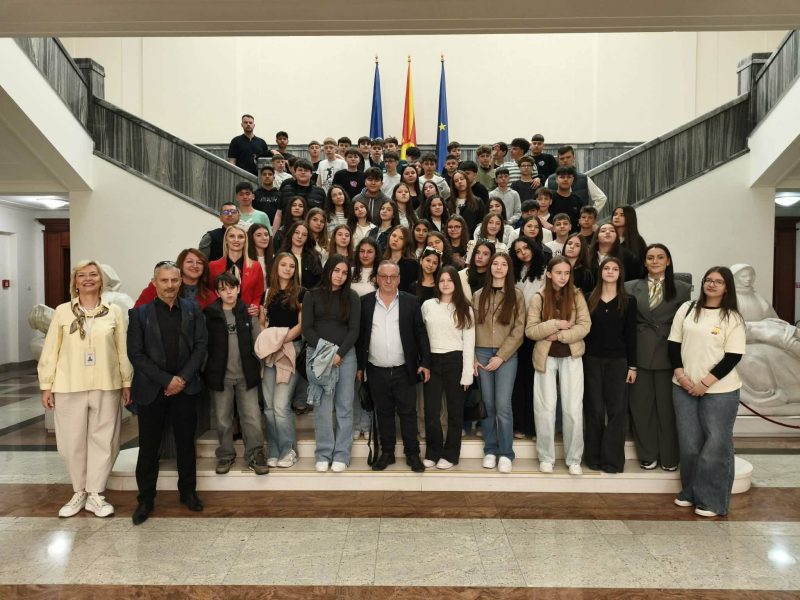 Учениците од ООУ „Крсте Петков Мисирков“ во посета на Собранието на Република Македонија