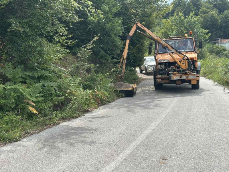 ЈП „МАКЕДОНИЈА ПАТ“ ГО ЧИСТИ РЕГИОНАЛНИОТ ПАТ КОН ПЛАНИНАТА ПЛАЧКОВИЦА