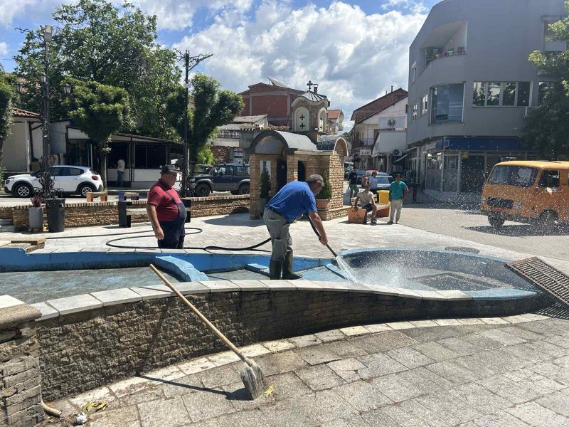 Уредување и чистење на фонтаната на градскиот плоштад во Радовиш