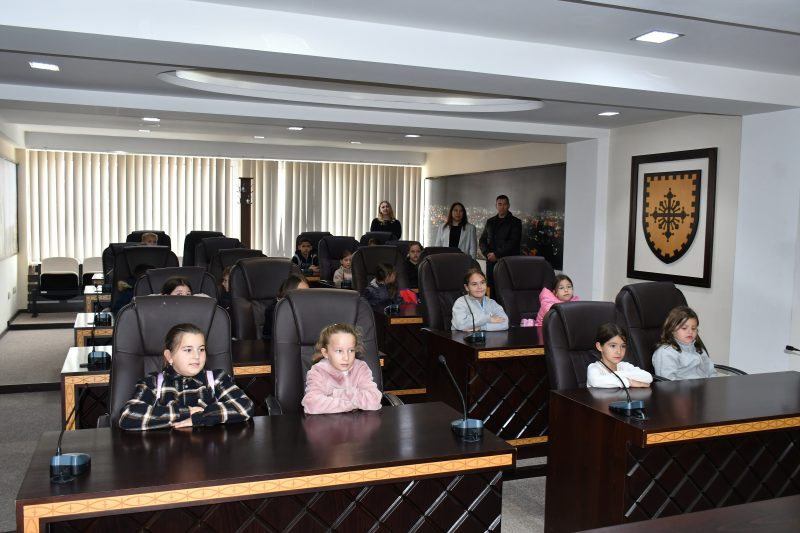 УЧЕНИЦИТЕ ОД ООУ „ОРЦЕ НИКОЛОВ“ – ИЊЕВО ВО ПОСЕТА НА ОПШТИНА РАДОВИШ